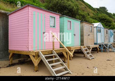 Cabanes colorées sur la plage de Porth Nefyn, péninsule de Llyn, Gwynedd, pays de Galles Banque D'Images