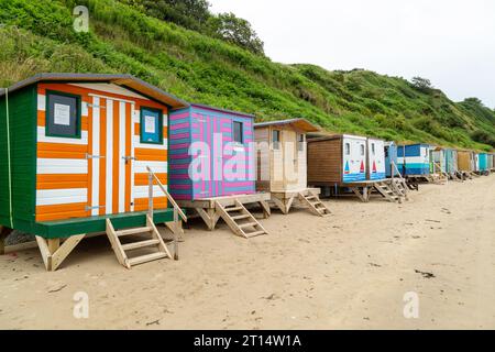 Cabanes colorées sur la plage de Porth Nefyn, péninsule de Llyn, Gwynedd, pays de Galles Banque D'Images