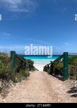 Un chemin menant à travers le sable blanc immaculé dans le parc national de Cape le Grand, Hellfire Bay Esperance Banque D'Images