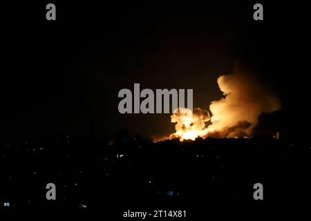 Gaza. 11 octobre 2023. De la fumée s’accumule après une frappe aérienne israélienne dans la ville de Gaza, le 11 octobre 2023. Crédit : Rizek Abdeljawad/Xinhua/Alamy Live News Banque D'Images