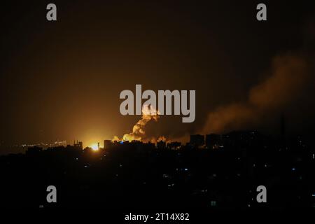 Gaza. 11 octobre 2023. De la fumée s’accumule après une frappe aérienne israélienne dans la ville de Gaza, le 11 octobre 2023. Crédit : Rizek Abdeljawad/Xinhua/Alamy Live News Banque D'Images