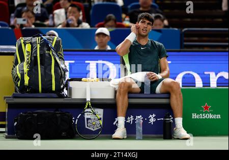 Shanghai, Chine. 11 octobre 2023. Carlos Alcaraz, d'Espagne, réagit lors de la pause du match de la ronde masculine de 16 entre Carlos Alcaraz, d'Espagne et Grigor Dimitrov, de Bulgarie, au tournoi de tennis ATP Shanghai Masters à Shanghai, dans l'est de la Chine, le 11 octobre 2023. Crédit : Wang Lili/Xinhua/Alamy Live News Banque D'Images