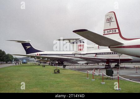 Musée de l'aviation de Duxford dans les années 1980 avec les queues d'un vc 10, trident et comète Banque D'Images