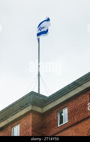 Kiel, Allemagne. 11 octobre 2023. Le drapeau national israélien est hissé au Parlement de l'État de Kiel. Le Parlement a traité des événements au Moyen-Orient dans une heure d'actualité intitulée "solidarité avec Israël". Crédit : Frank Molter/dpa/Alamy Live News Banque D'Images