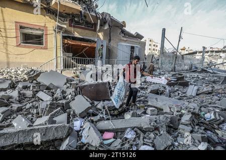 Rafah, Territoires palestiniens. 11 octobre 2023. Les Palestiniens inspectent les bâtiments détruits après les frappes aériennes israéliennes dans la ville de Gaza. Crédit : Abed Rahim Khatib/dpa/Alamy Live News Banque D'Images