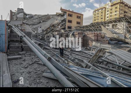 Rafah, Territoires palestiniens. 11 octobre 2023. Les Palestiniens inspectent les bâtiments détruits après les frappes aériennes israéliennes dans la ville de Gaza. Crédit : Abed Rahim Khatib/dpa/Alamy Live News Banque D'Images