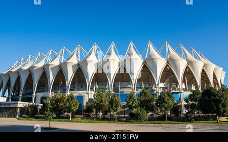 Tachkent, Ouzbékistan - 30 septembre 2023 : Bunyodkor Stadium, le plus grand stade de football en Ouzbékistan sur fond de ciel bleu par une journée ensoleillée. Banque D'Images