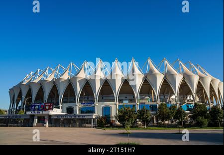 Tachkent, Ouzbékistan - 30 septembre 2023 : Bunyodkor Stadium, le plus grand stade de football en Ouzbékistan sur fond de ciel bleu par une journée ensoleillée. Banque D'Images