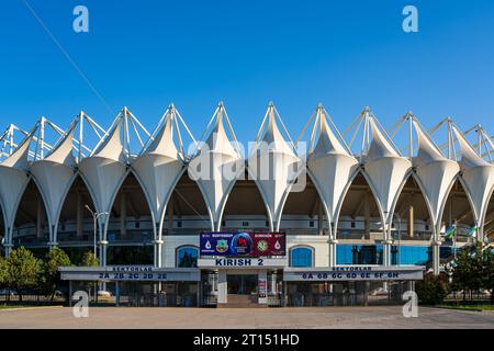 Tachkent, Ouzbékistan - 30 septembre 2023 : Bunyodkor Stadium, le plus grand stade de football en Ouzbékistan sur fond de ciel bleu par une journée ensoleillée. Banque D'Images
