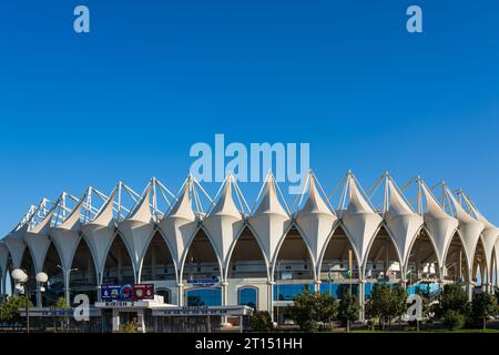 Tachkent, Ouzbékistan - 30 septembre 2023 : Bunyodkor Stadium, le plus grand stade de football en Ouzbékistan sur fond de ciel bleu par une journée ensoleillée. Banque D'Images