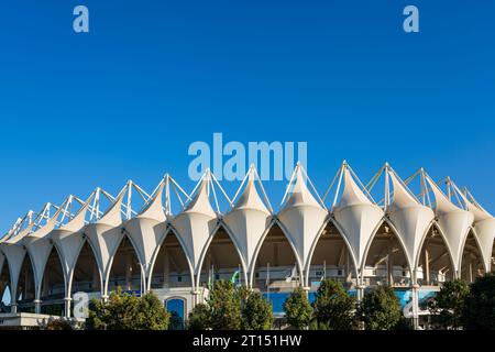 Tachkent, Ouzbékistan - 30 septembre 2023 : Bunyodkor Stadium, le plus grand stade de football en Ouzbékistan sur fond de ciel bleu par une journée ensoleillée. Banque D'Images