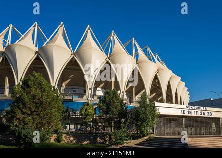 Tachkent, Ouzbékistan - 30 septembre 2023 : Bunyodkor Stadium, le plus grand stade de football en Ouzbékistan sur fond de ciel bleu par une journée ensoleillée. Banque D'Images
