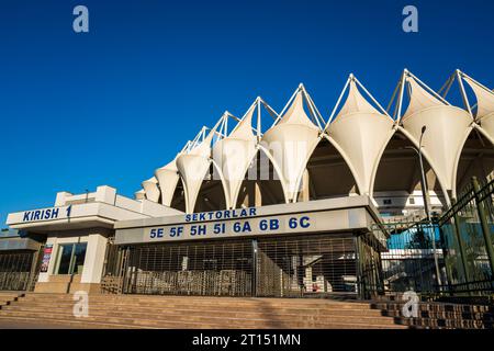 Tachkent, Ouzbékistan - 30 septembre 2023 : Bunyodkor Stadium, le plus grand stade de football en Ouzbékistan sur fond de ciel bleu par une journée ensoleillée. Banque D'Images