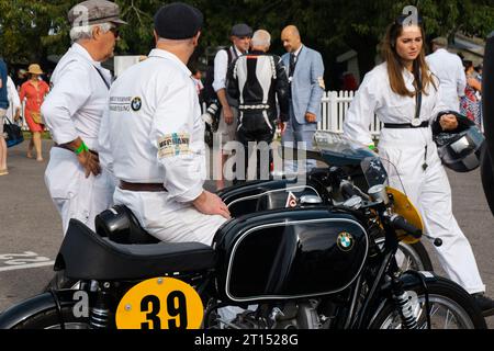 Mécanicien assis sur une moto BMW RS54 Oscar Liebmann 1966 au BARC Revival Meeting 2023, circuit de course automobile Goodwood, West Sussex, Royaume-Uni Banque D'Images