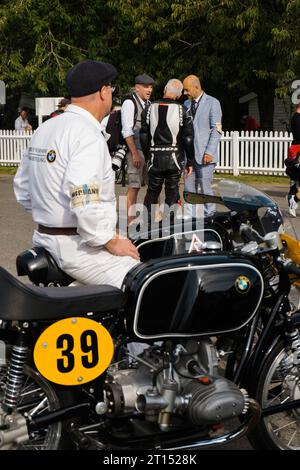 Mécanicien assis sur une moto BMW RS54 Oscar Liebmann 1966 au BARC Revival Meeting 2023, circuit de course automobile Goodwood, Chichester, West Sussex Banque D'Images
