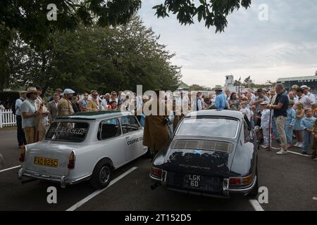 Briefing des pilotes d'avant-course pour la course de voitures à pédales Settrington Cup, BARC Revival Meeting 2023, circuit de course automobile Goodwood, Chichester, West Sussex Banque D'Images