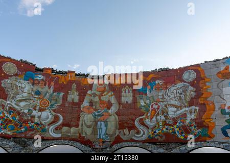 Gudauri, Géorgie - 25 septembre 2015 : Un monument touristique de l'arc de l'amitié monument entre la Russie et la Géorgie sur l'armée géorgienne Banque D'Images