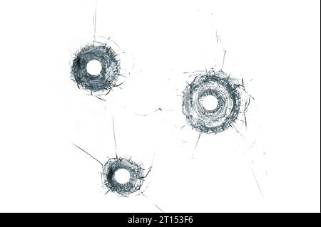 Trous de triple balle en verre cassé dans le verre isolé sur fond blanc Banque D'Images