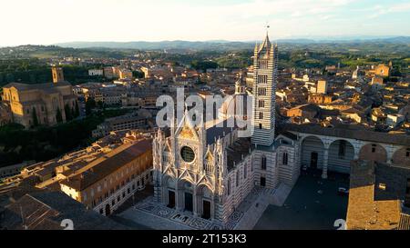 Vue aérienne du Duomo di Siena, cathédrale au coucher du soleil, Toscane, Italie Banque D'Images