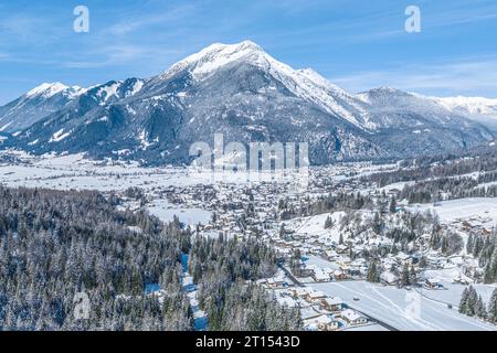 Vue hivernale sur la région autour du téléphérique d'Ehrwalder Alm près d'Ehrwald au Tyrol Banque D'Images