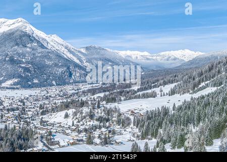 Vue hivernale sur la région autour du téléphérique d'Ehrwalder Alm près d'Ehrwald au Tyrol Banque D'Images