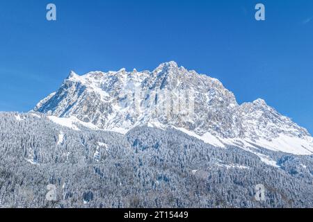 Vue hivernale sur la région autour du téléphérique d'Ehrwalder Alm près d'Ehrwald au Tyrol Banque D'Images