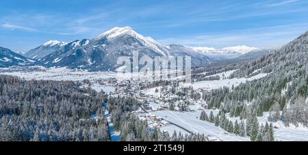 Vue hivernale sur la région autour du téléphérique d'Ehrwalder Alm près d'Ehrwald au Tyrol Banque D'Images