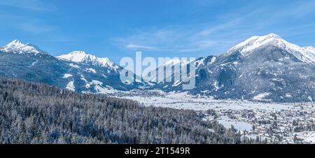 Vue hivernale sur la région autour du téléphérique d'Ehrwalder Alm près d'Ehrwald au Tyrol Banque D'Images