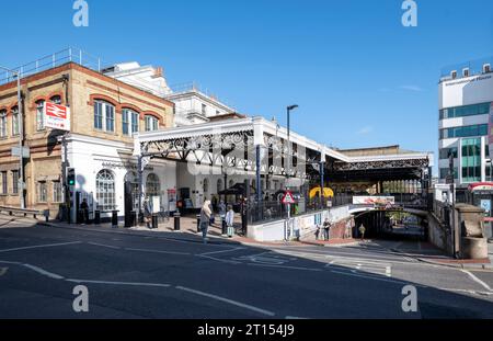 L'extérieur de la gare de Brighton est le terminus sud de la Brighton main Line, le terminus ouest de la East Coastway Line et le terminus est de la West Coastway Line en Angleterre, et la gare principale desservant la ville de Brighton. La station dispose d'un impressionnant grand toit en verre incurvé à double travée et en fer couvrant toutes les plateformes, qui a été considérablement rénové en 1999 et 200 Banque D'Images