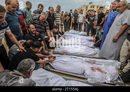 Khan Yunis, Territoires palestiniens. 11 octobre 2023. Les Palestiniens pleurent leurs proches tués lors d’une frappe aérienne israélienne, avant leur enterrement. Crédit : Abed Rahim Khatib/dpa/Alamy Live News Banque D'Images