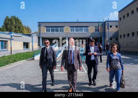 Italie : Giuseppe Valditara à Caivano le ministre de l éducation et du mérite du gouvernement Meloni, Giuseppe Valditara, signe à Caivano le protocole Agenda Sud qui fournit une aide aux écoles locales. DSCF1826 Copyright : xAntonioxBalascox Banque D'Images