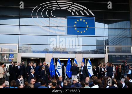Bruxelles, Belgique. 11 octobre 2023. Bruxelles, Belgique, le 11 octobre 2023. Les gens participent au moment solennel sur le Parlement européen en solidarité des victimes des attentats de la terreur en Israël. Bruxelles, Belgique, le 11 octobre 2023. Crédit : ALEXANDROS MICHAILIDIS/Alamy Live News Banque D'Images