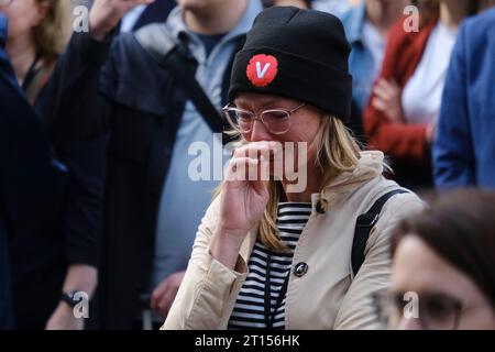 Bruxelles, Belgique. 11 octobre 2023. Les gens participent au moment solennel sur le Parlement européen en solidarité des victimes des attentats de la terreur en Israël. Bruxelles, Belgique, le 11 octobre 2023. Crédit : ALEXANDROS MICHAILIDIS/Alamy Live News Banque D'Images