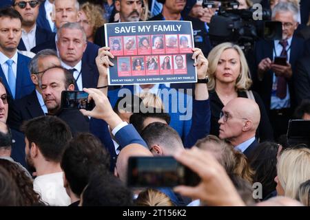 Bruxelles, Belgique. 11 octobre 2023. Les gens participent au moment solennel sur le Parlement européen en solidarité des victimes des attentats de la terreur en Israël. Bruxelles, Belgique, le 11 octobre 2023. Crédit : ALEXANDROS MICHAILIDIS/Alamy Live News Banque D'Images