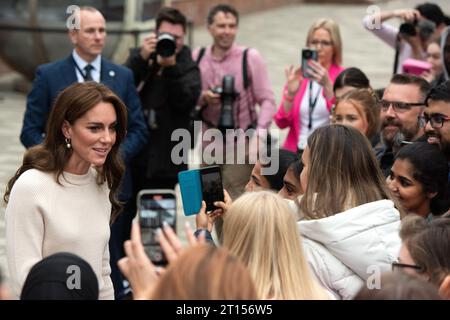 Nottingham Trent University, Royaume-Uni. 11 octobre 2023. La Princesse de Galles quitte l’Université Nottingham Trent après avoir entendu comment elle et l’Université de Nottingham s’assurent que leurs étudiants bénéficient du soutien en santé mentale approprié autour d’eux alors qu’ils entament la nouvelle année universitaire, pendant la semaine de la Journée mondiale de la santé mentale. Neil Squires/EMPICS/Alamy Live News Banque D'Images