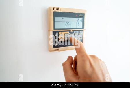 Thermostat numérique mural à réglage manuel. Banque D'Images