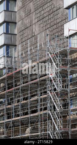 11 octobre 2023, Saxe, Chemnitz : un échafaudage de plus de 30 mètres de haut se dresse actuellement derrière le monument de Chemnitz, le monument Karl Marx. La raison en est les travaux de rénovation à venir sur le panneau d'écriture en aluminium coulé de 1971 avec la célèbre citation de Marx-Engels du manifeste communiste - "les prolétaires de tous les pays s'unissent" - en quatre langues. Le panneau de caractères répertorié a été conçu par des artistes de Chemnitz, le sculpteur Volker Beier et le concepteur de caractères Heinz Schumann. La restauration élaborée coûtera environ 950 000 euros et devrait durer jusqu'en novembre 2024. Photo : Hendrik Banque D'Images