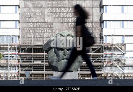 11 octobre 2023, Saxe, Chemnitz : un échafaudage de plus de 30 mètres de haut se dresse actuellement derrière le monument de Chemnitz, le monument Karl Marx. La raison en est les travaux de rénovation à venir sur le panneau d'écriture en aluminium coulé de 1971 avec la célèbre citation de Marx-Engels du manifeste communiste - "les prolétaires de tous les pays s'unissent" - en quatre langues. Le panneau de caractères répertorié a été conçu par des artistes de Chemnitz, le sculpteur Volker Beier et le concepteur de caractères Heinz Schumann. La restauration élaborée coûtera environ 950 000 euros et devrait durer jusqu'en novembre 2024. Photo : Hendrik Banque D'Images