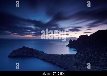 Vue fantastique sur le ciel sombre couvert. Scène matinale dramatique et pittoresque. Vue mer calme. Banque D'Images