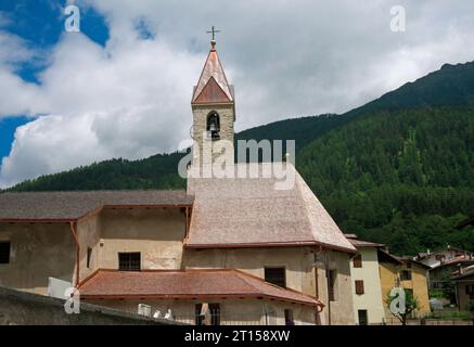 Église du XIIIe siècle (Chiesa dei Santi Filippo e Giacomo) dans le village de Cogolo, Val di Sole, Trentin, Italie Banque D'Images