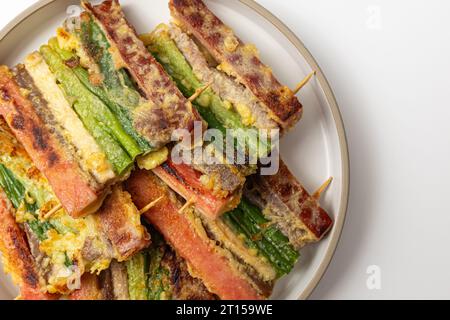 Brochettes coréennes de nourriture de vacances Jeon sur fond blanc Banque D'Images