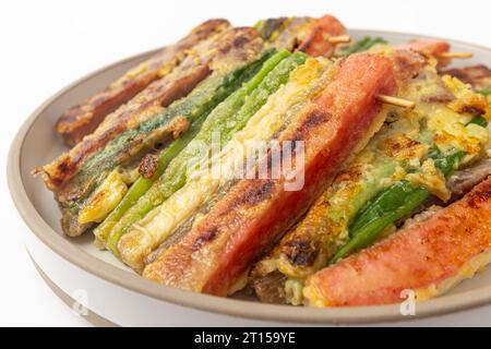 Brochettes coréennes de nourriture de vacances Jeon sur fond blanc Banque D'Images