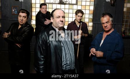 Photographie publicitaire de la saison 6 de la série télévisée Sopranos 2006 mettant en vedette James Gandolfini dans le rôle de Tony Soprano, boss de la mafia du New Jersey. USAGE ÉDITORIAL UNIQUEMENT crédit : HBO / Media Associates Banque D'Images