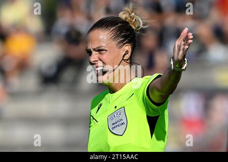 Rome, Italie. 11 octobre 2023. Geste de l'arbitre Desiree Grundbacher lors de la manche 2 de la Ligue des Champions féminine, match de 1e étape entre L'AS Roma et Vorksla au stade tre fontane, Rome (Italie), le 15 octobre 2023. Crédit : Insidefoto di andrea staccioli/Alamy Live News Banque D'Images