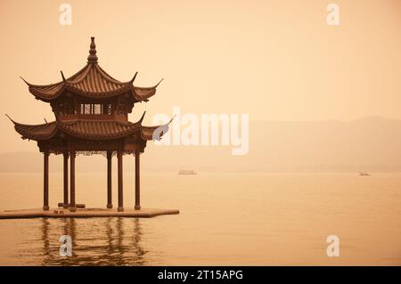 Gazebo en bois traditionnel chinois sur la côte du lac de l'Ouest, parc public dans la ville de Hangzhou, Chine. Banque D'Images