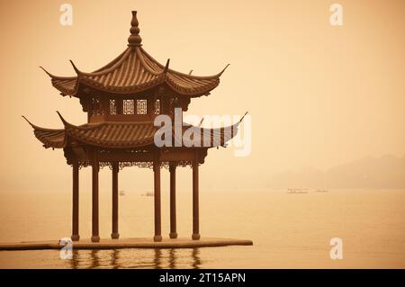 Gazebo en bois traditionnel chinois sur la côte du lac de l'Ouest, parc public dans la ville de Hangzhou, Chine. Banque D'Images