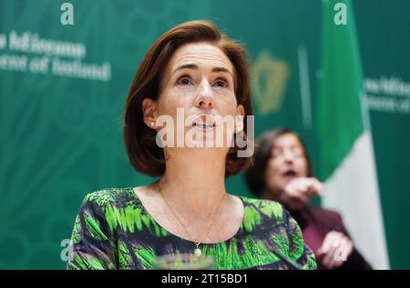 Hildegarde Naughton, ministre d'État responsable de la santé publique, du bien-être et de la stratégie nationale en matière de drogues, lors d'une conférence de presse sur le budget 2024 aux bâtiments gouvernementaux à Dublin. Date de la photo : mercredi 11 octobre 2023. Banque D'Images