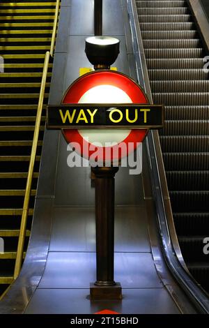 Un panneau « Way Out » à l’ancienne à la station de métro St.John’s Wood à Londres, Royaume-Uni, le lundi 27 août 2018. Photographe : Bryn Colton Banque D'Images