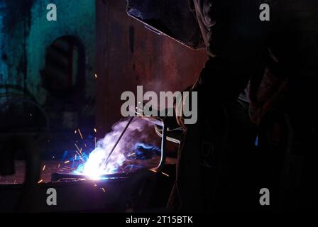 Les soudeurs travaillant à l'usine fait metal Banque D'Images