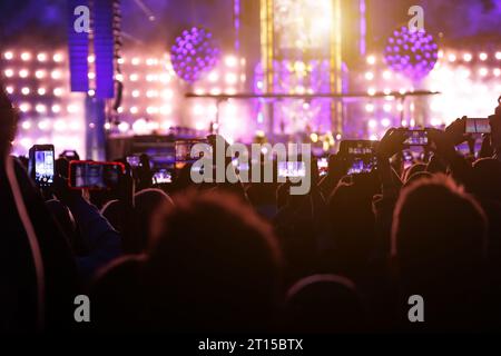 Prendre une photo ou un contenu vidéo lors d'un concert de musique à l'aide d'un téléphone cellulaire. Banque D'Images